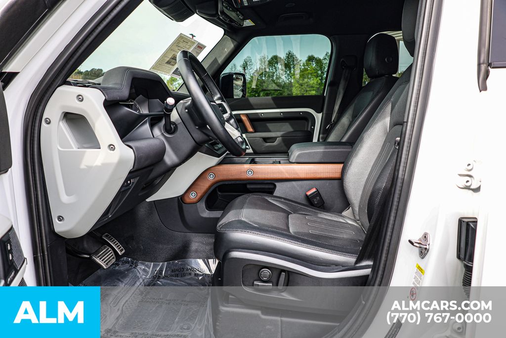 Used 2022 White Land Rover X-Dynamic SE image 17