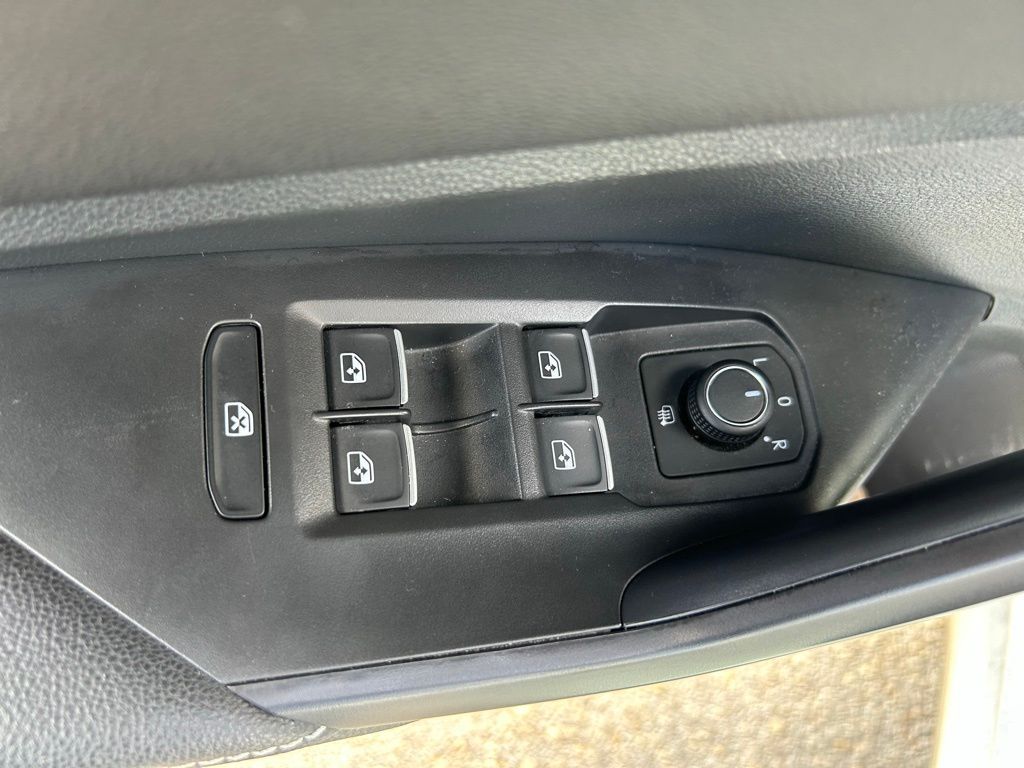 Thumbnail: 2023 Volkswagen Jetta - 17