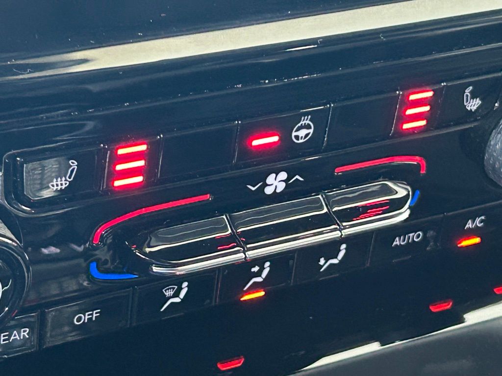 Used 2023 Diamond Black Crystal Pearlcoat Jeep Limited image 48