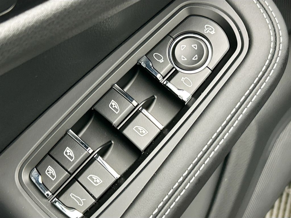 Thumbnail: 2026 Porsche Macan - 24