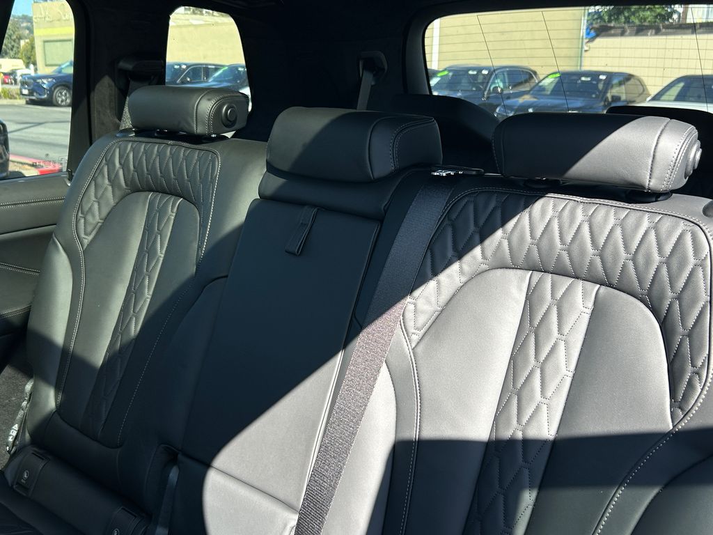 Thumbnail: 2026 BMW X7 - 32