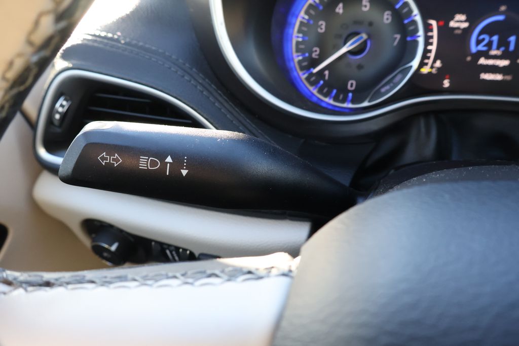 Thumbnail: 2018 Chrysler Pacifica - 21