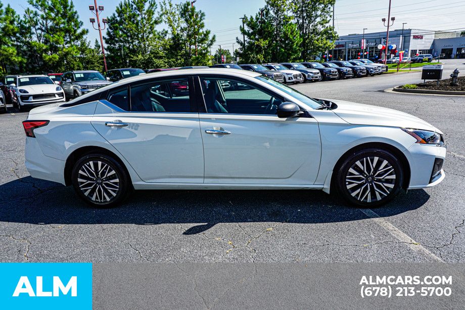Used 2025 White Nissan 2.5 SV image 8
