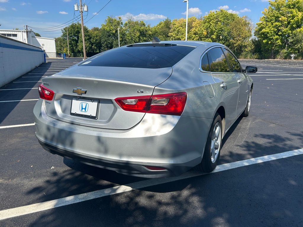Thumbnail: 2016 Chevrolet Malibu - 5