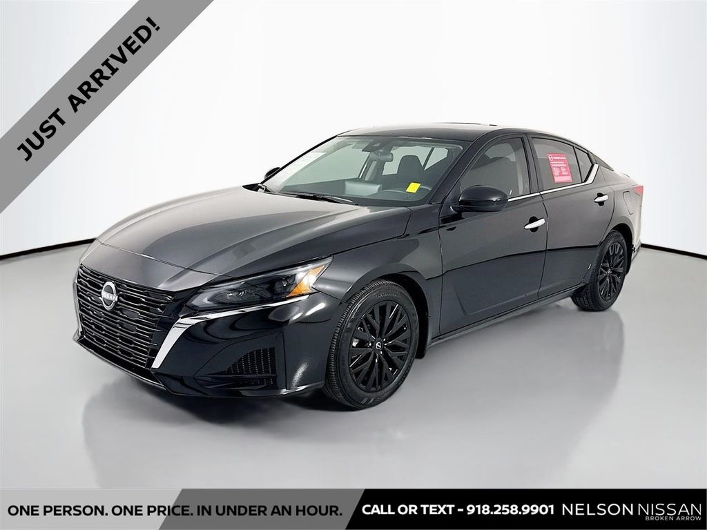 Super Black Clearcoat 2025 Nissan Altima 2.5 SV FWD Sedan Front-Wheel Drive Continuously Variable Transmission