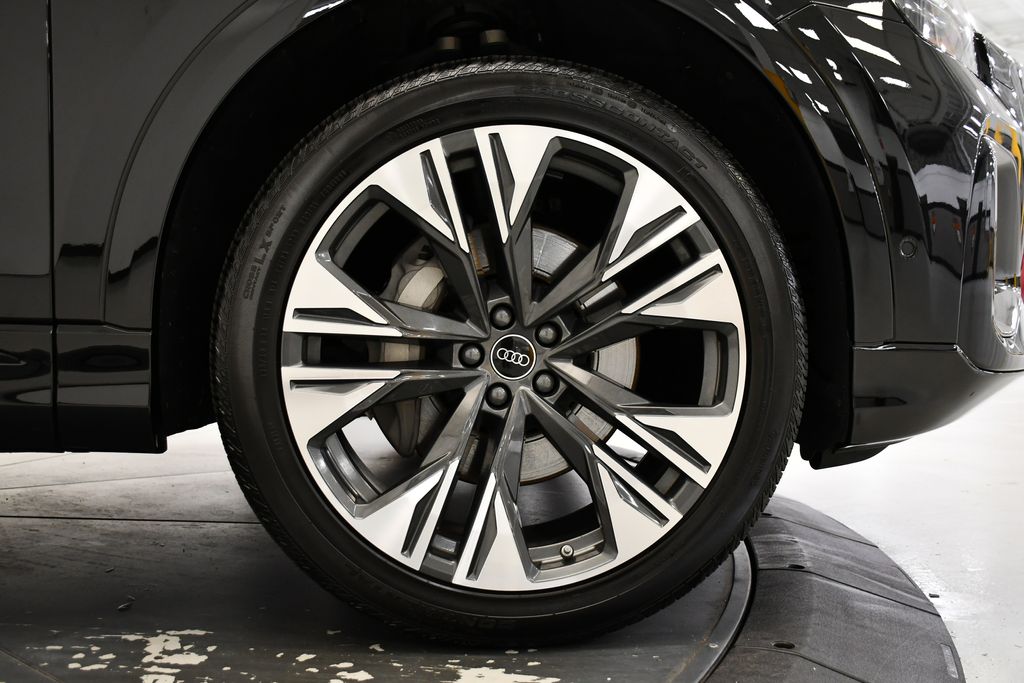 Thumbnail: 2024 Audi Q8 - 15