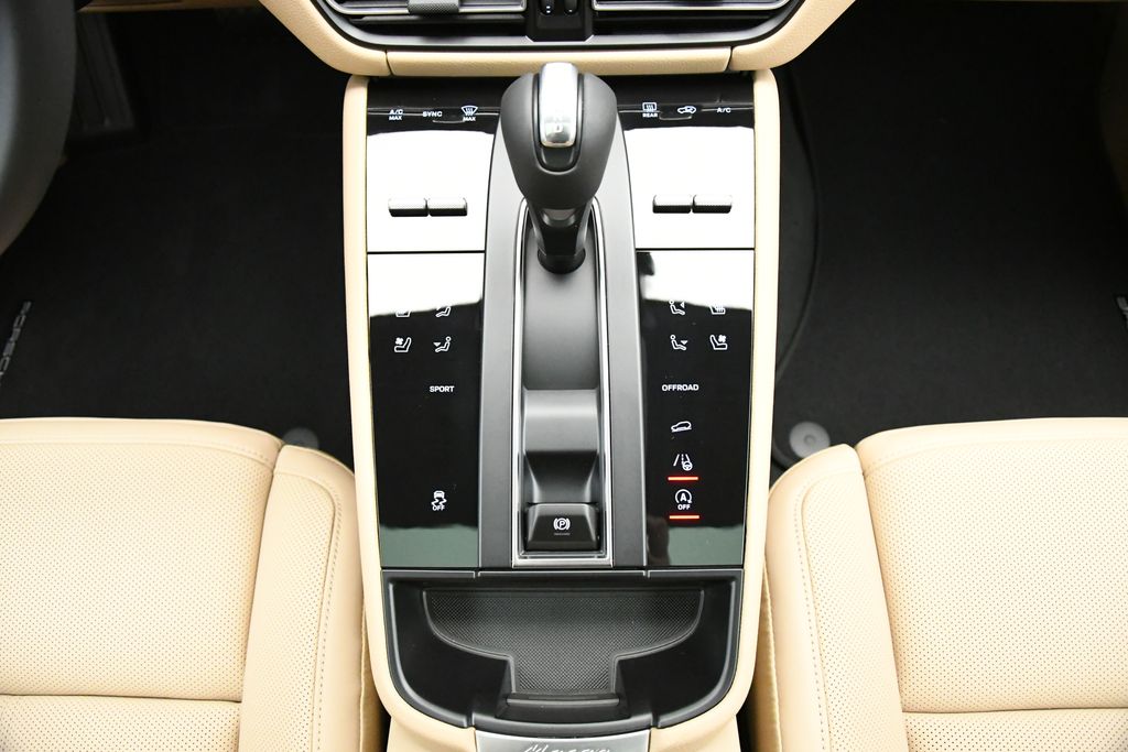 Thumbnail: 2025 Porsche Macan - 28