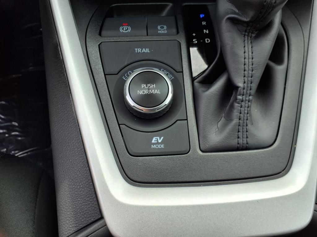 2025 Toyota RAV4 Hybrid LE photo 17