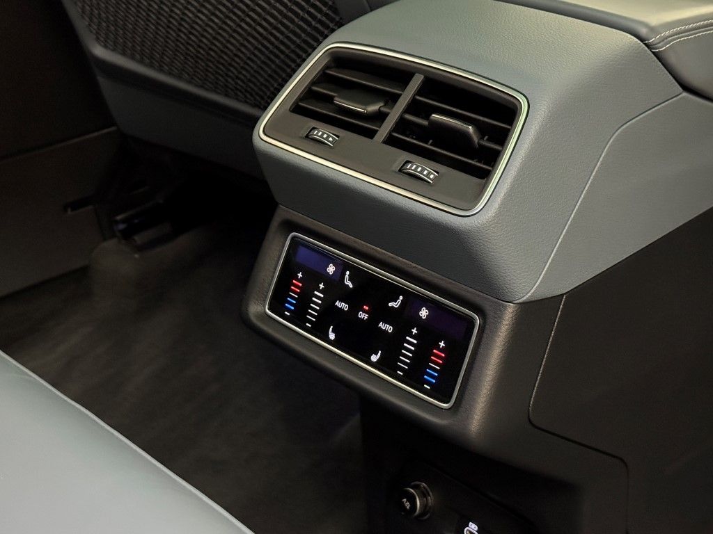 2023 Audi e-tron S Prestige 23