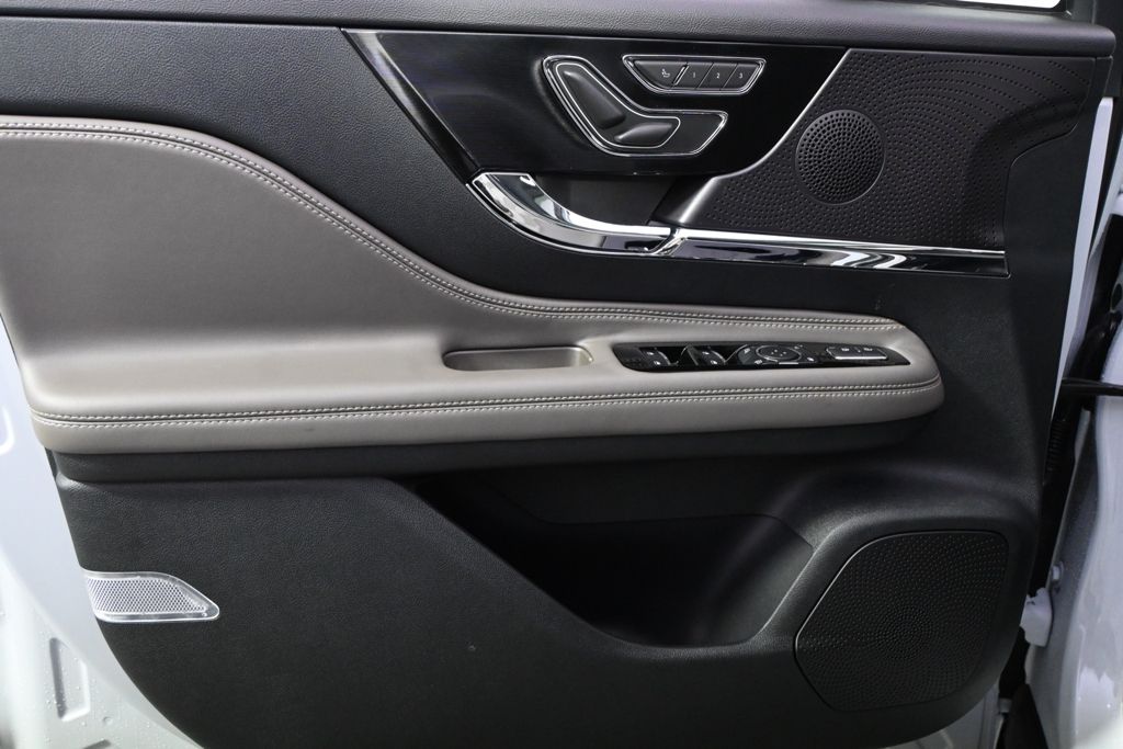 New 2026 White Lincoln Premiere image 22