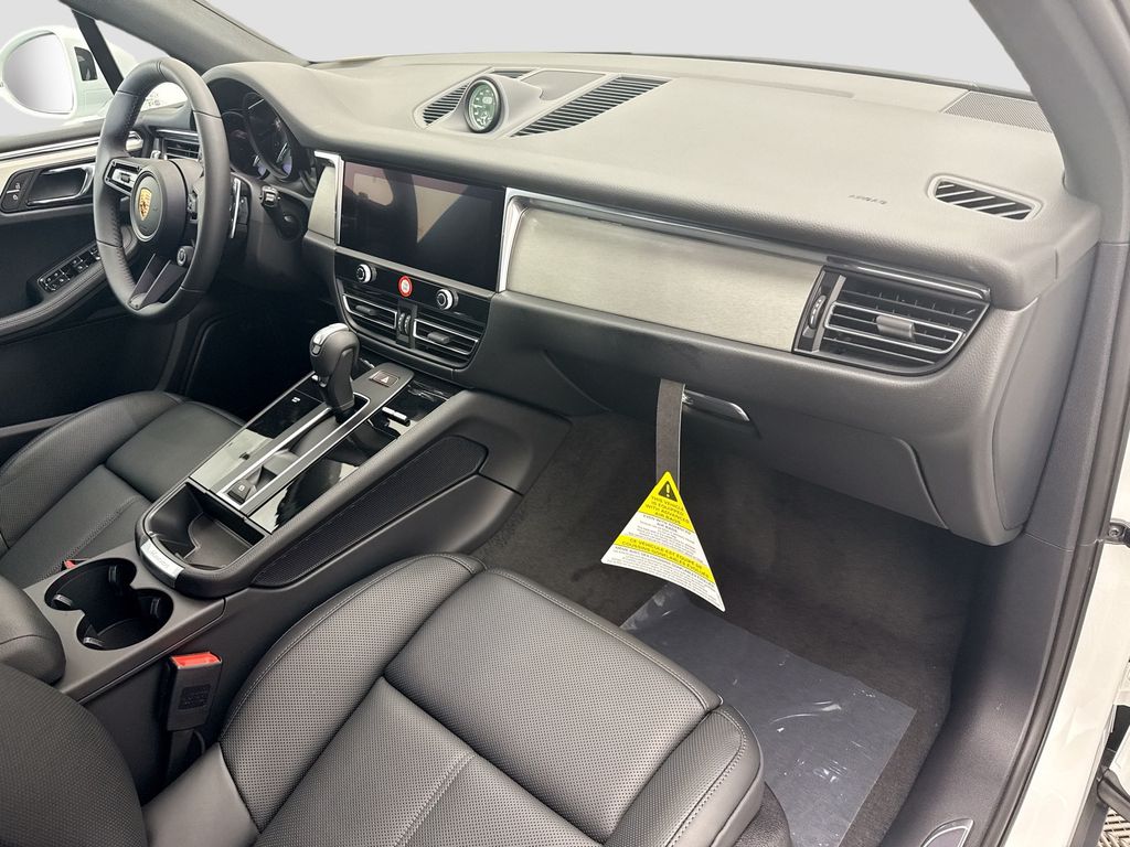 Thumbnail: 2026 Porsche Macan - 20