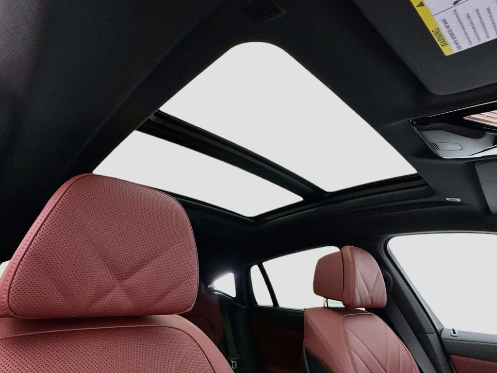 New 2027 White BMW M60i image 17