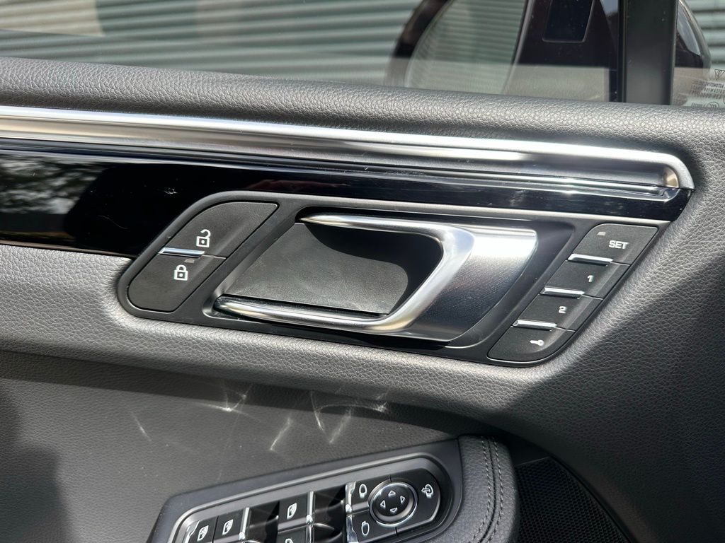 Thumbnail: 2026 Porsche Macan - 20