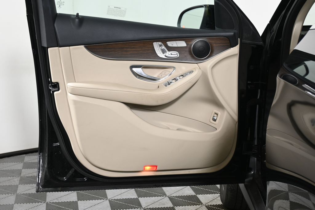 Thumbnail: 2022 Mercedes-Benz GLC - 30