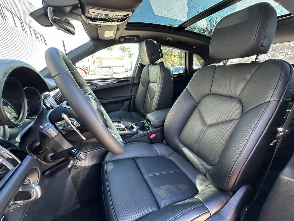 Thumbnail: 2026 Porsche Macan - 5