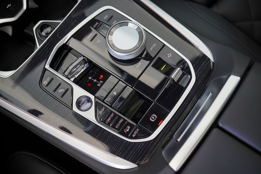Thumbnail: 2026 BMW X7 - 19