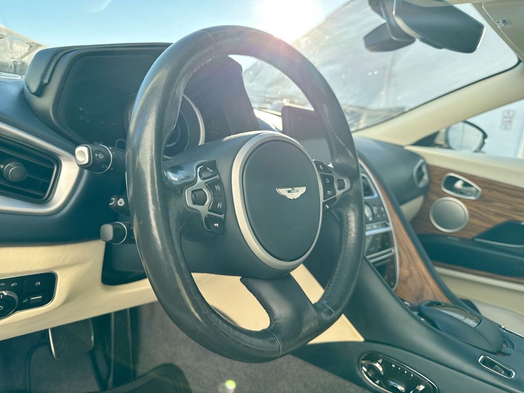 2020 Aston Martin DB11  4