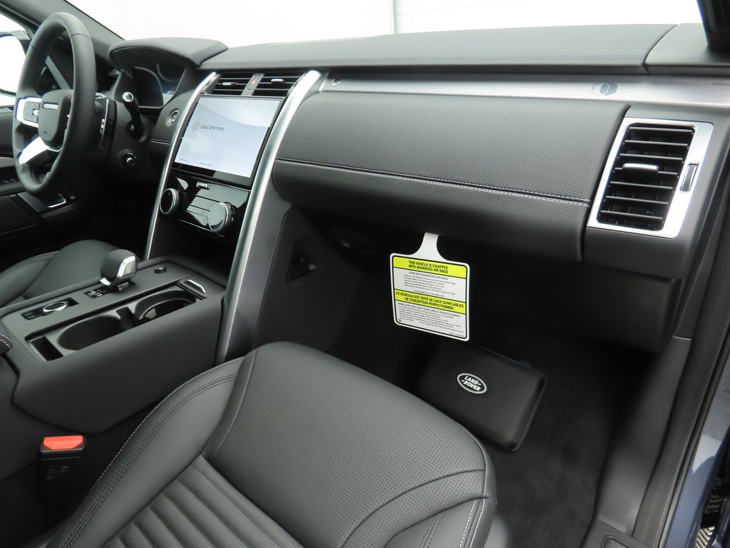 Thumbnail: 2026 Land Rover Discovery - 17