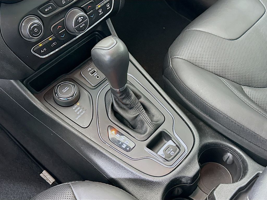 Thumbnail: 2021 Jeep Cherokee - 16