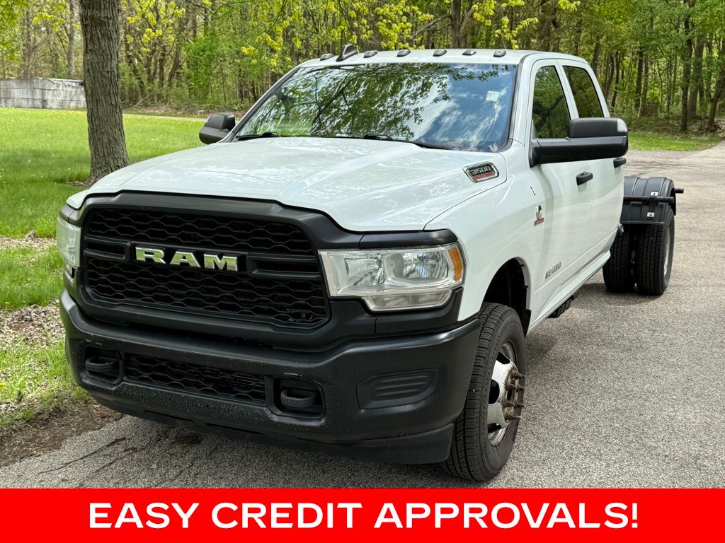 Bright White Clearcoat 2022 RAM 3500 Chassis Tradesman Crew Cab DRW RWD Pickup Truck 4X2 6-Speed Automatic