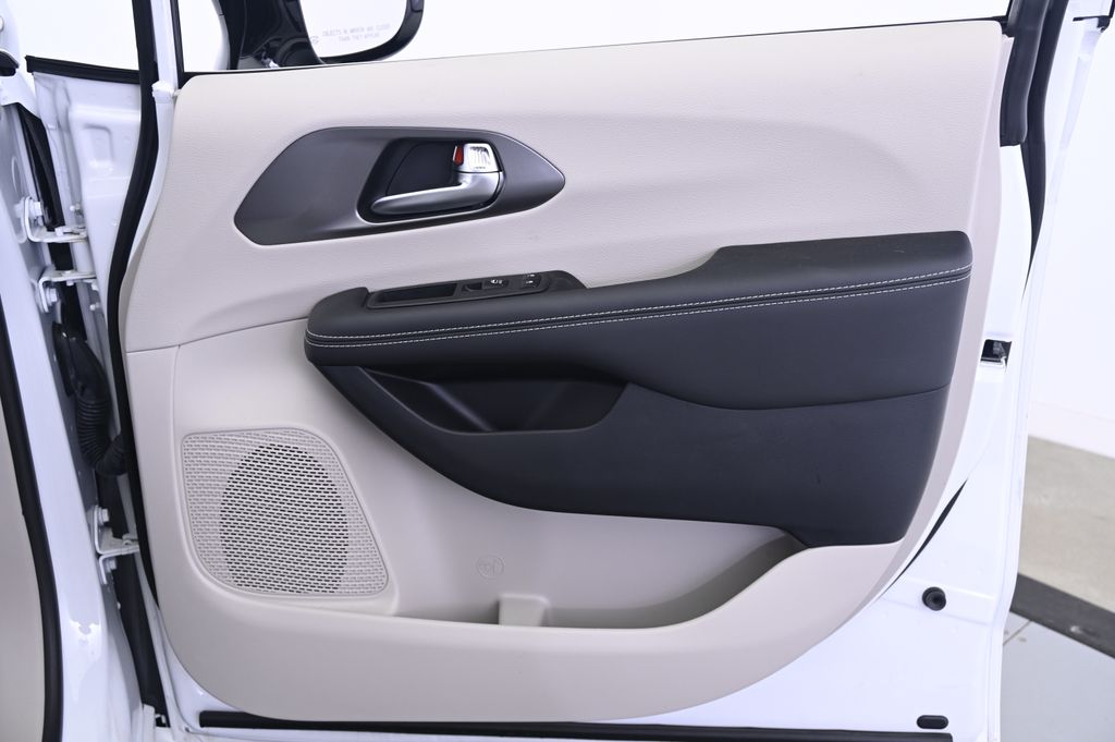 Thumbnail: 2024 Chrysler Pacifica - 20