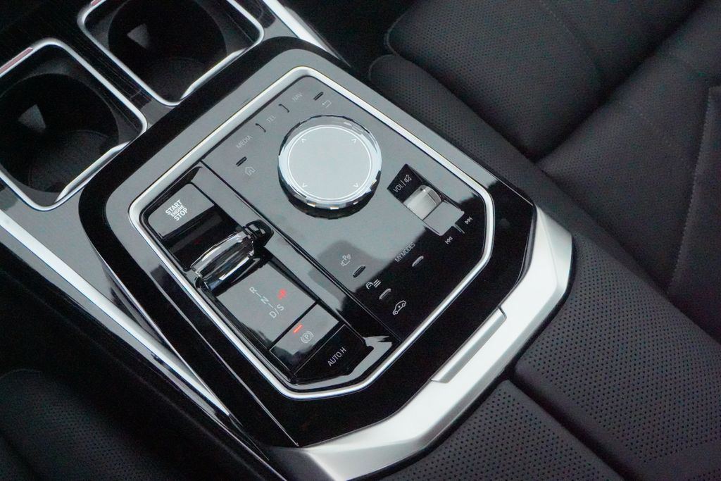 2025 BMW 7 Series 750e xDrive 19