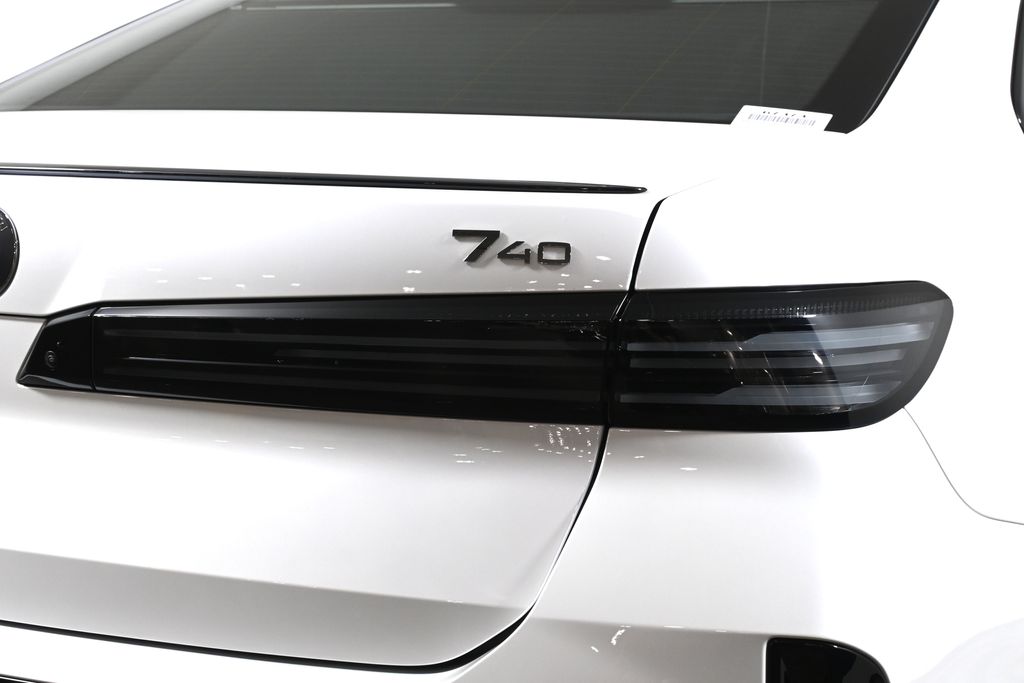 Thumbnail: 2027 BMW 7 Series - 13