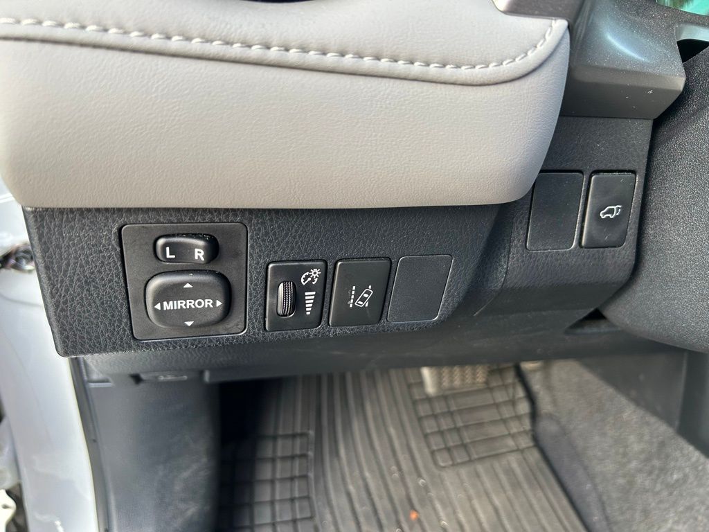 Thumbnail: 2018 Toyota RAV4 - 17