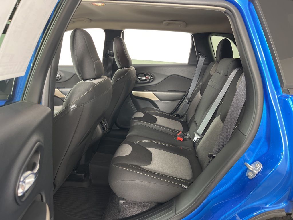 Thumbnail: 2018 Jeep Cherokee - 21