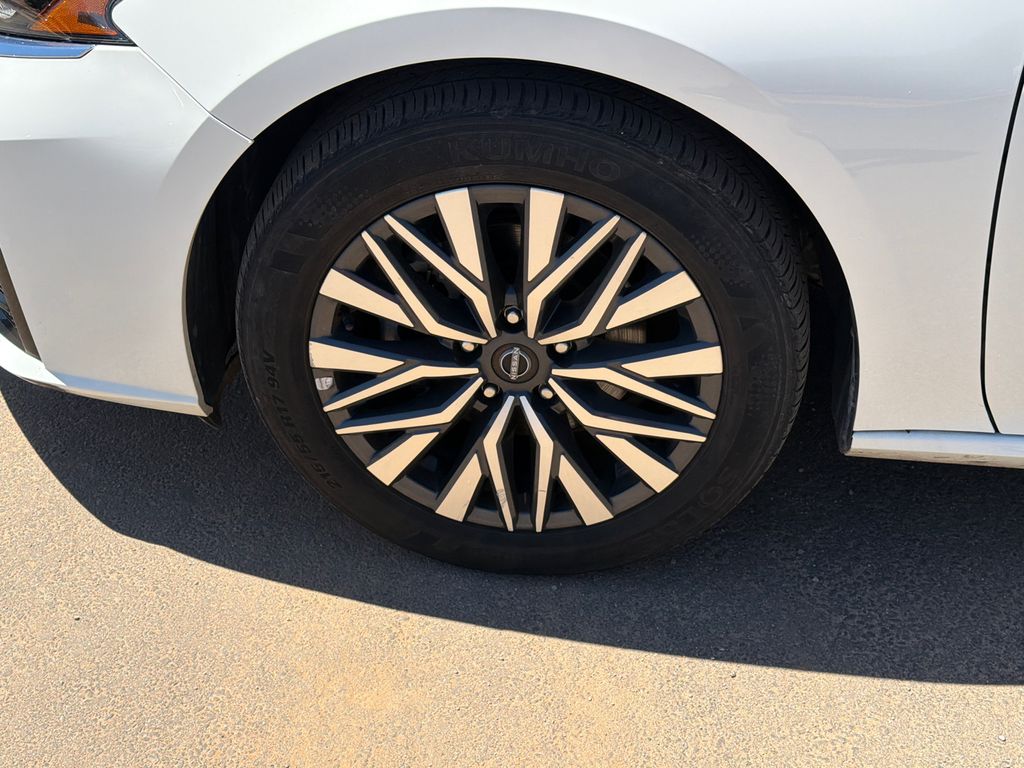Used 2025 White Nissan 2.5 SV image 11