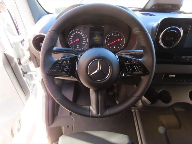 Thumbnail: 2025 Mercedes-Benz Sprinter - 11