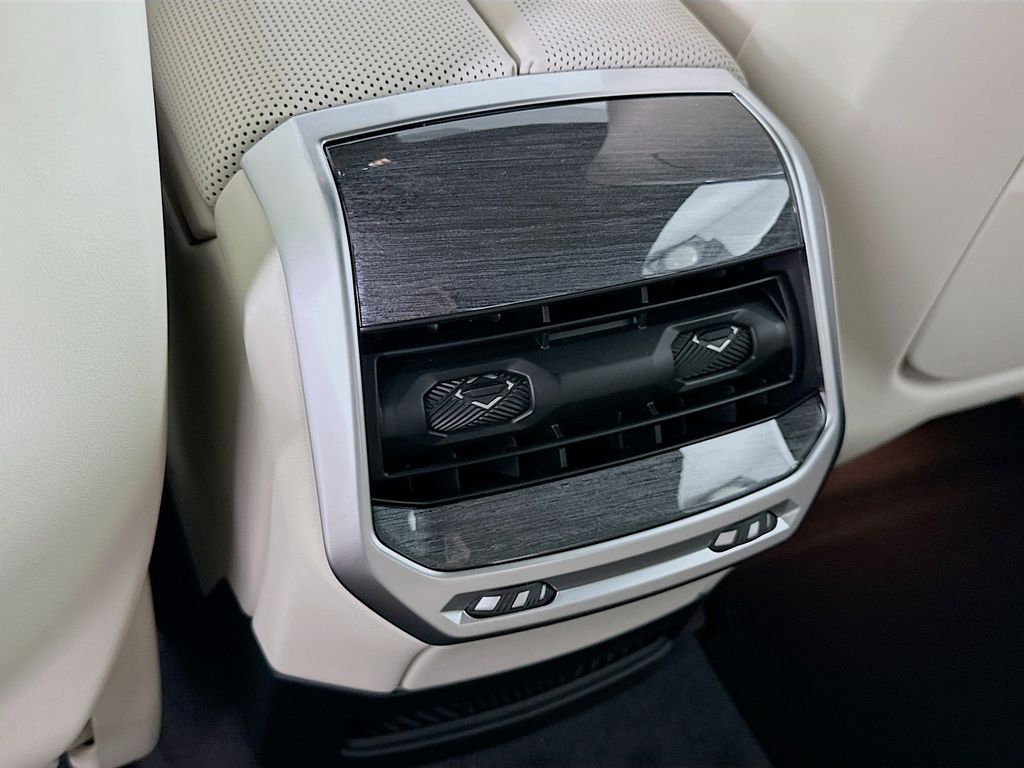 Thumbnail: 2026 BMW 7 Series - 18