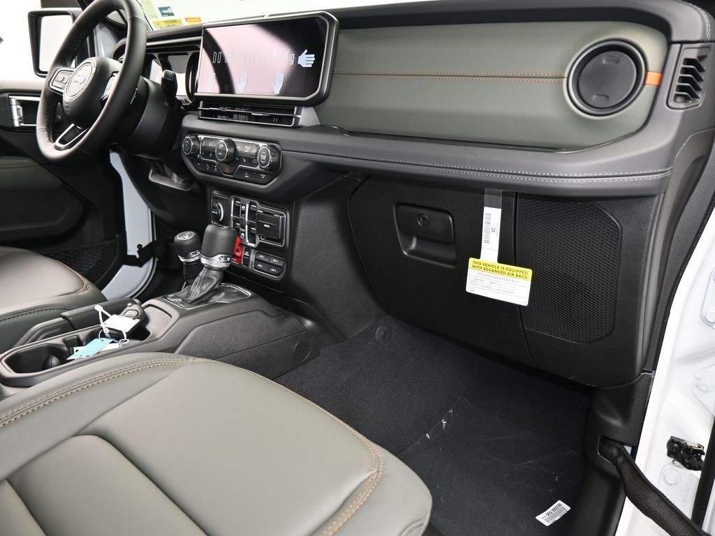 New 2026 bright white clearcoat Jeep Mojave image 42