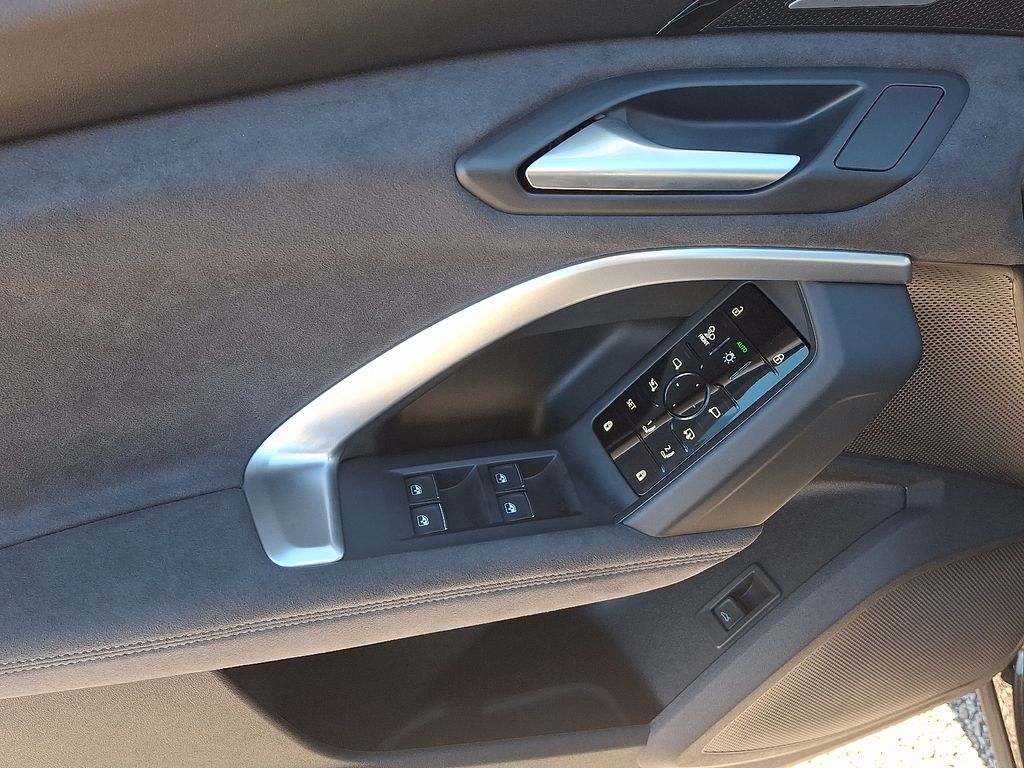 Thumbnail: 2025 Audi SQ5 - 13