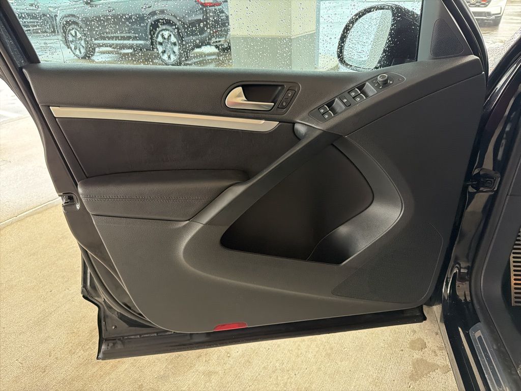 Thumbnail: 2016 Volkswagen Tiguan - 17