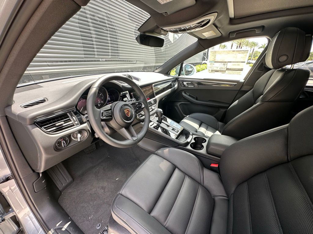 2025 Porsche Macan  4