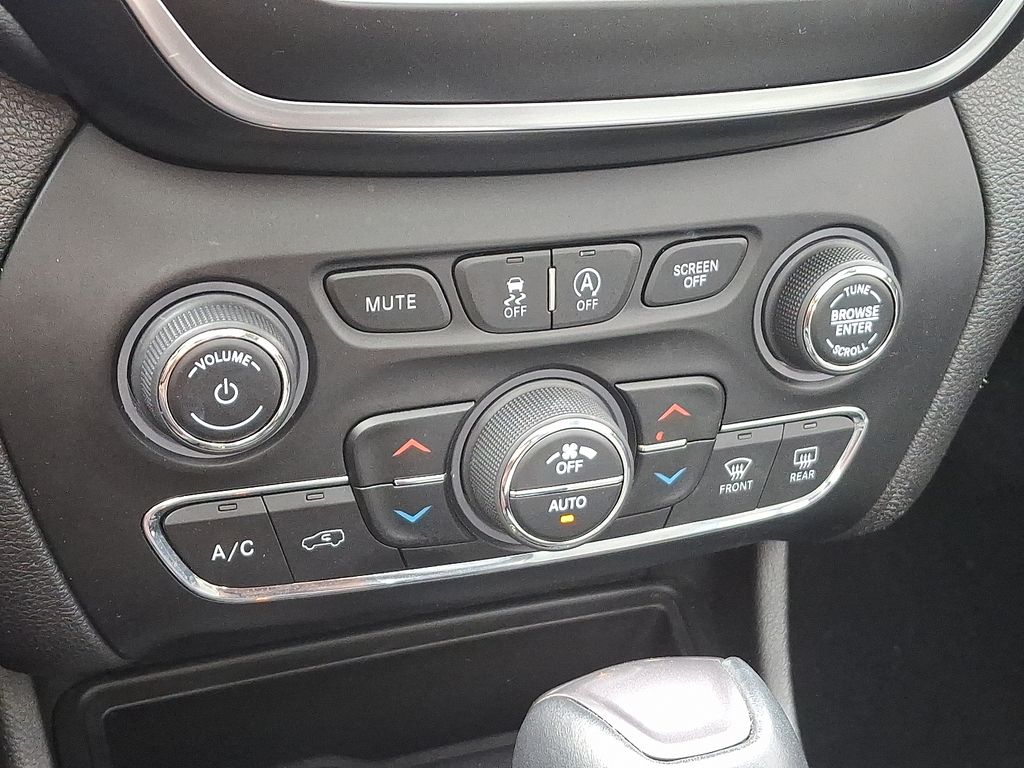 Thumbnail: 2021 Jeep Cherokee - 17