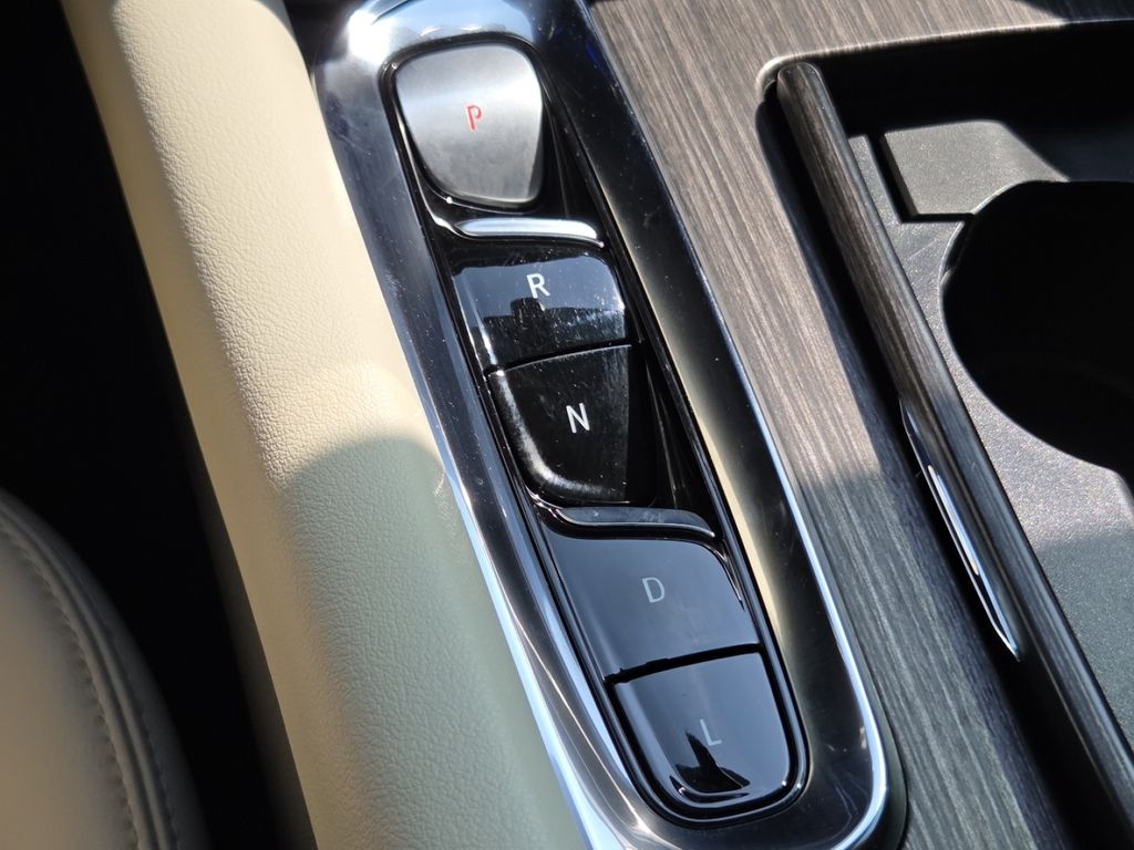 Used 2024 Black Buick Avenir image 38