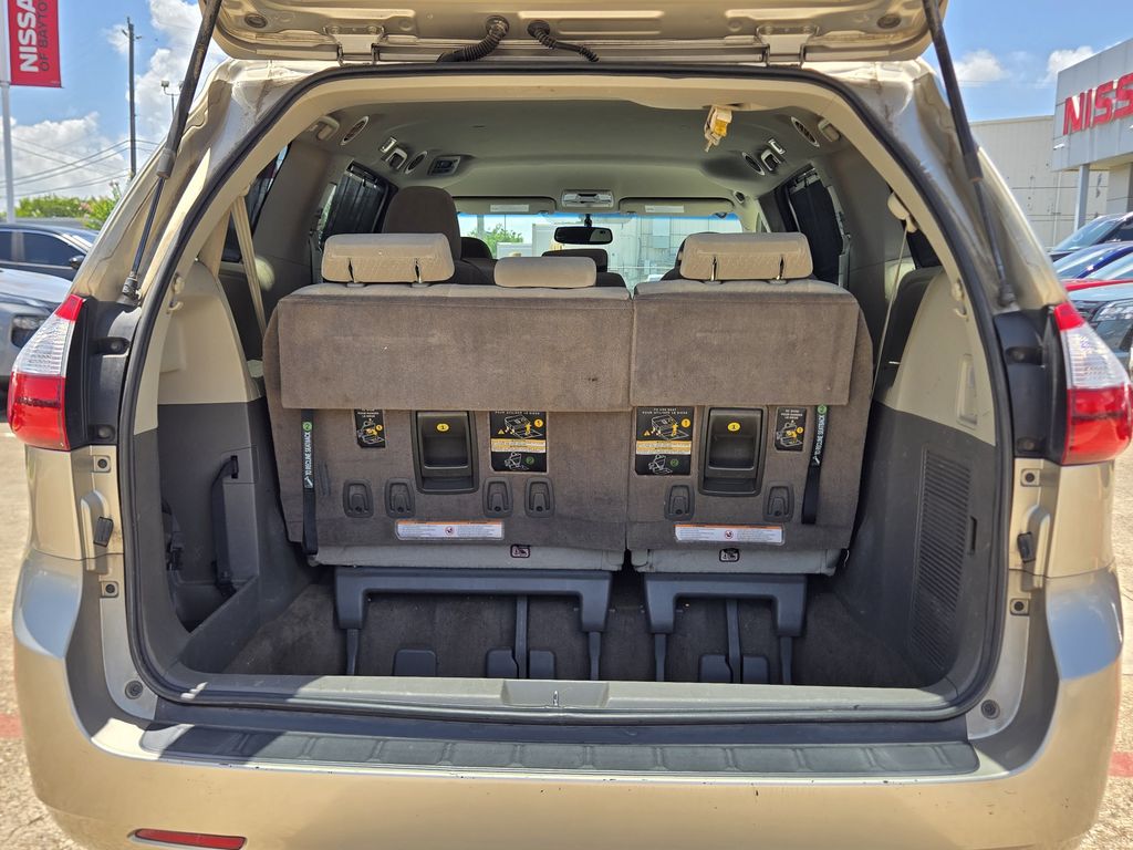 2017 Toyota Sienna LE - 9