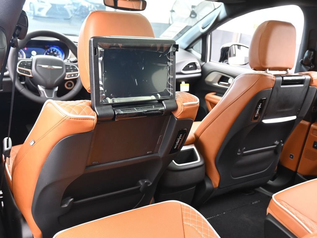 New 2026 Bright White Clearcoat Chrysler Pinnacle image 35