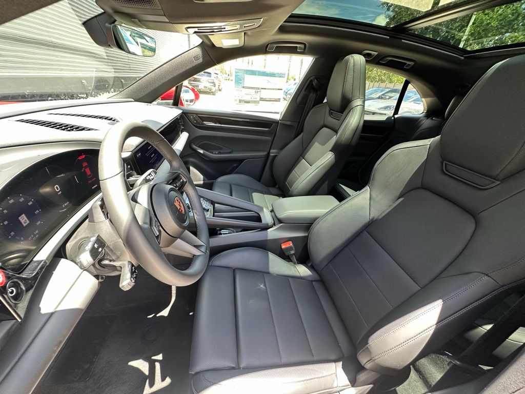 Thumbnail: 2026 Porsche Macan - 5