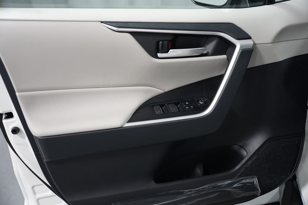 2025 Toyota RAV4 XLE 30
