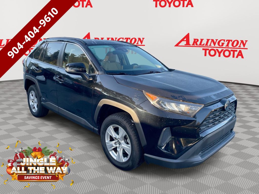 2020 Toyota RAV4 LE's photo