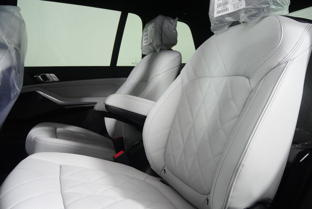 Thumbnail: 2026 BMW X7 - 16