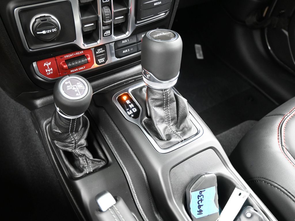 New 2026 Granite Crystal Metallic Clearcoat Jeep Rubicon image 23