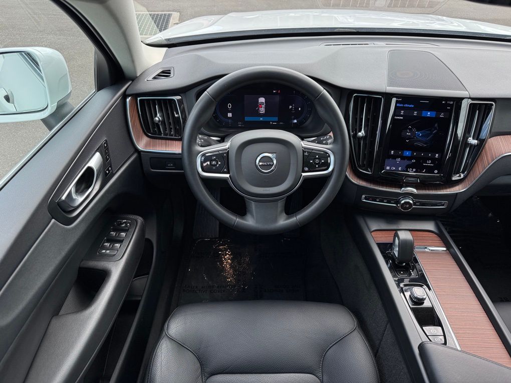 2023 Volvo XC60 B5 Plus photo 17