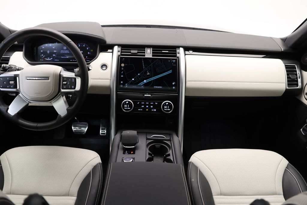 Thumbnail: 2023 Land Rover Discovery - 16