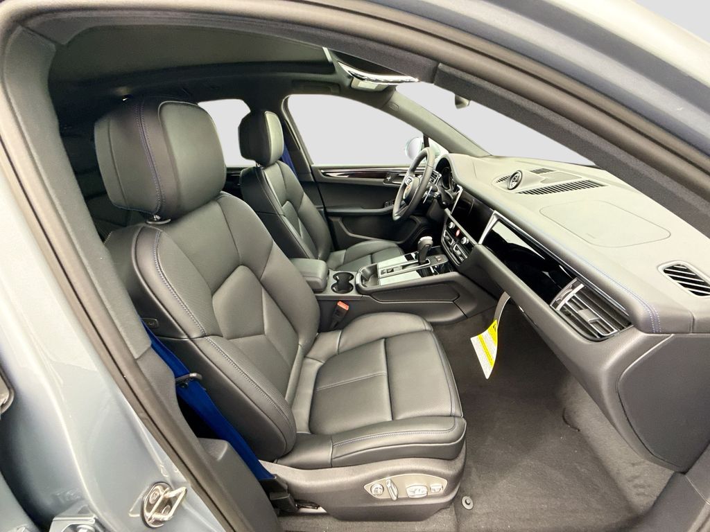 Thumbnail: 2026 Porsche Macan - 22