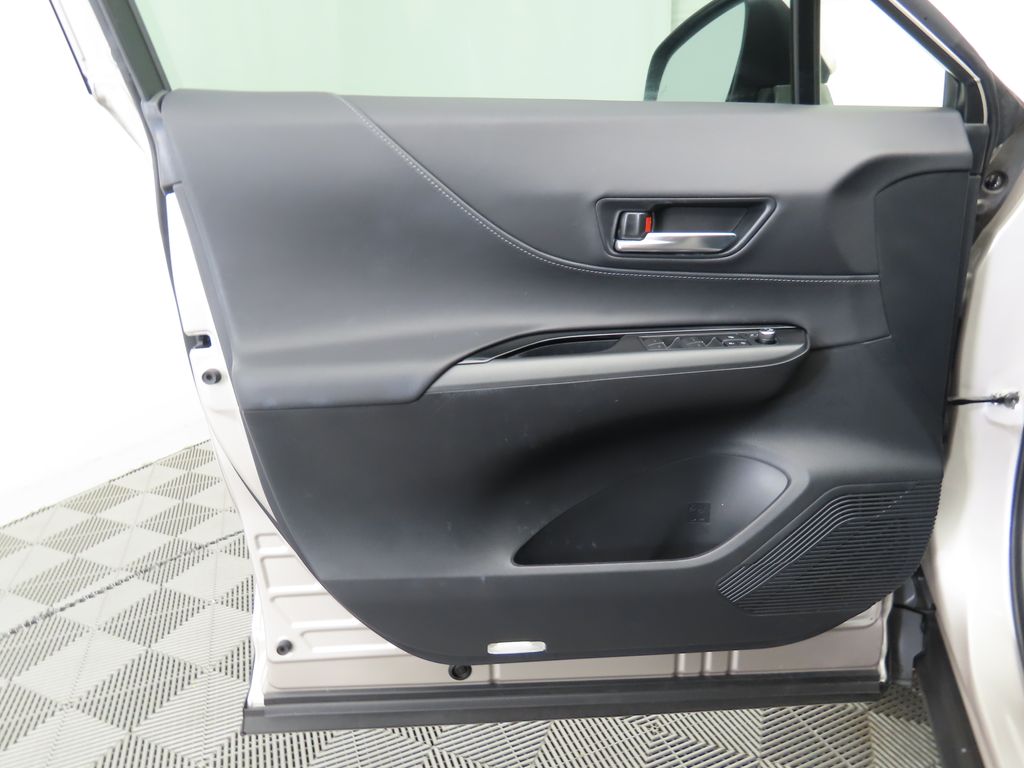 2021 Toyota Venza LE 24