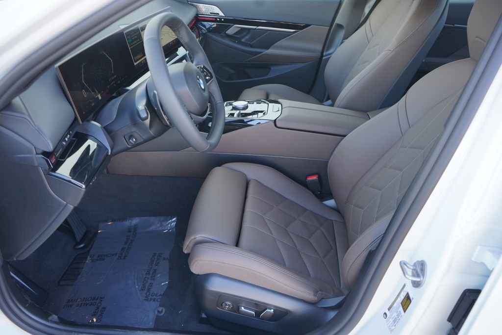 Thumbnail: 2025 BMW 5 Series - 11